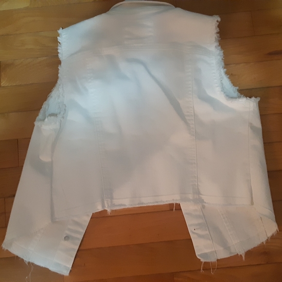 Jean vest. Frayed at the bottom and sleeves - Picture 5 of 5